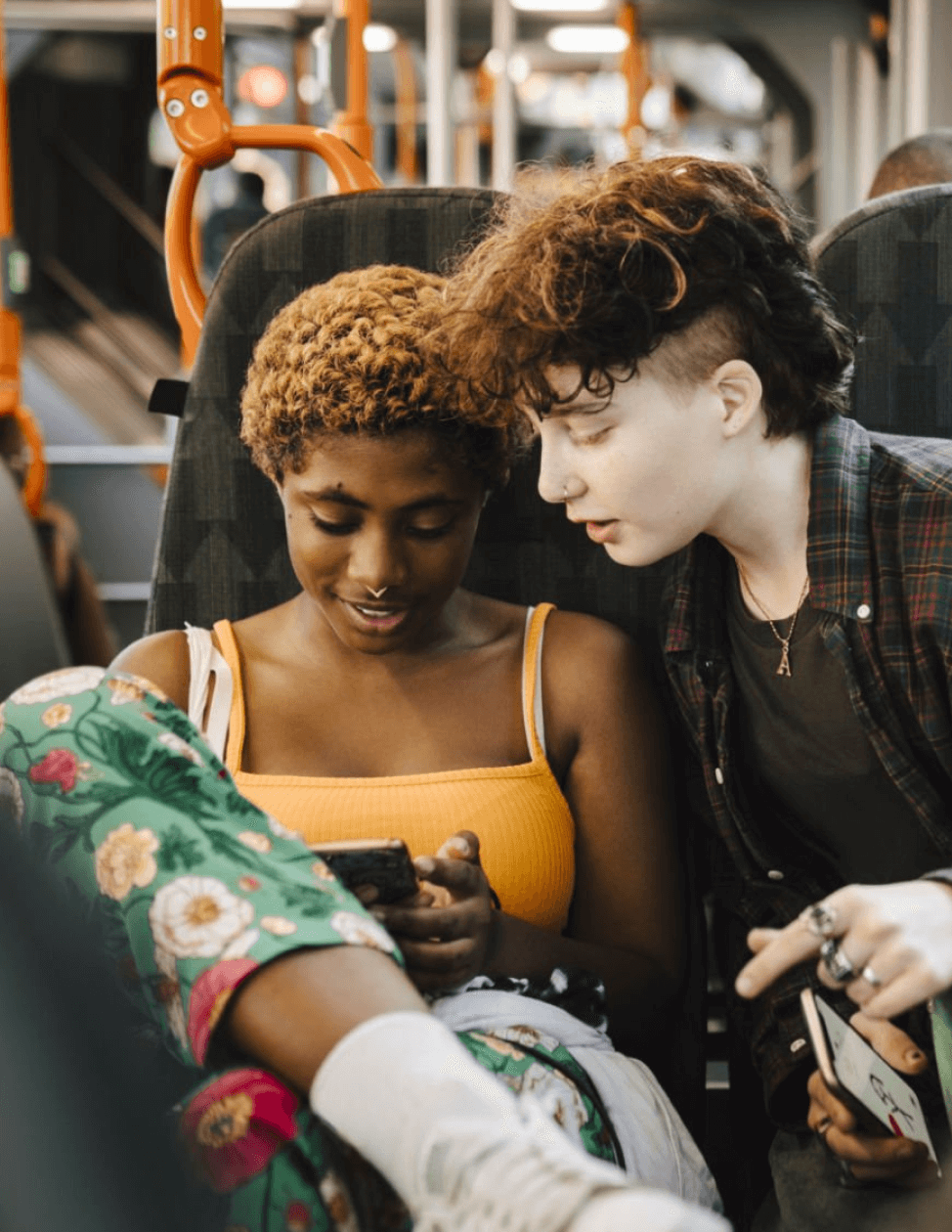 My Lovely Planet - Adolescents jouant sur smartphone dans le bus
