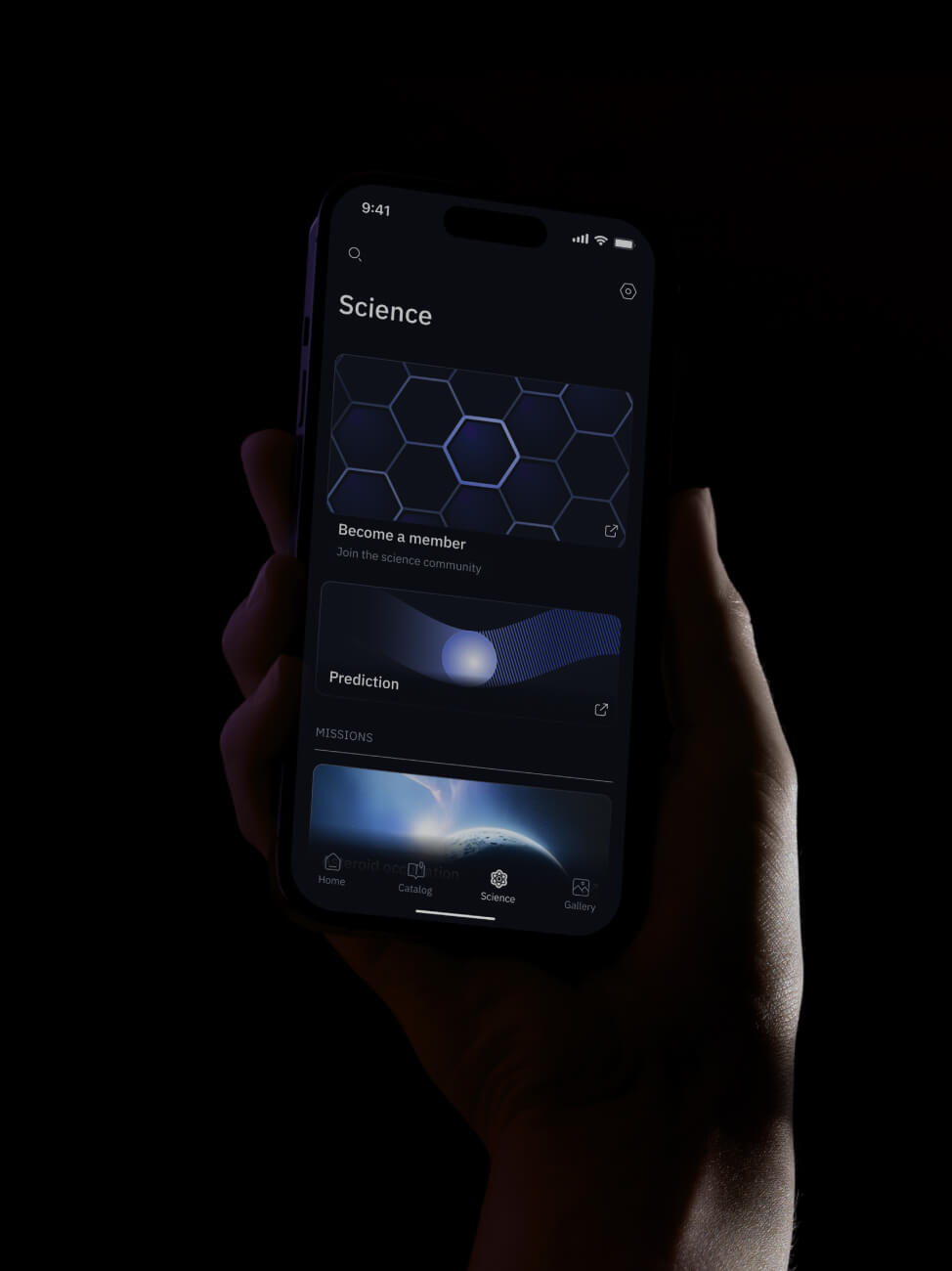 Unistellar - App dans smartphone tenu par une main sur fond noir